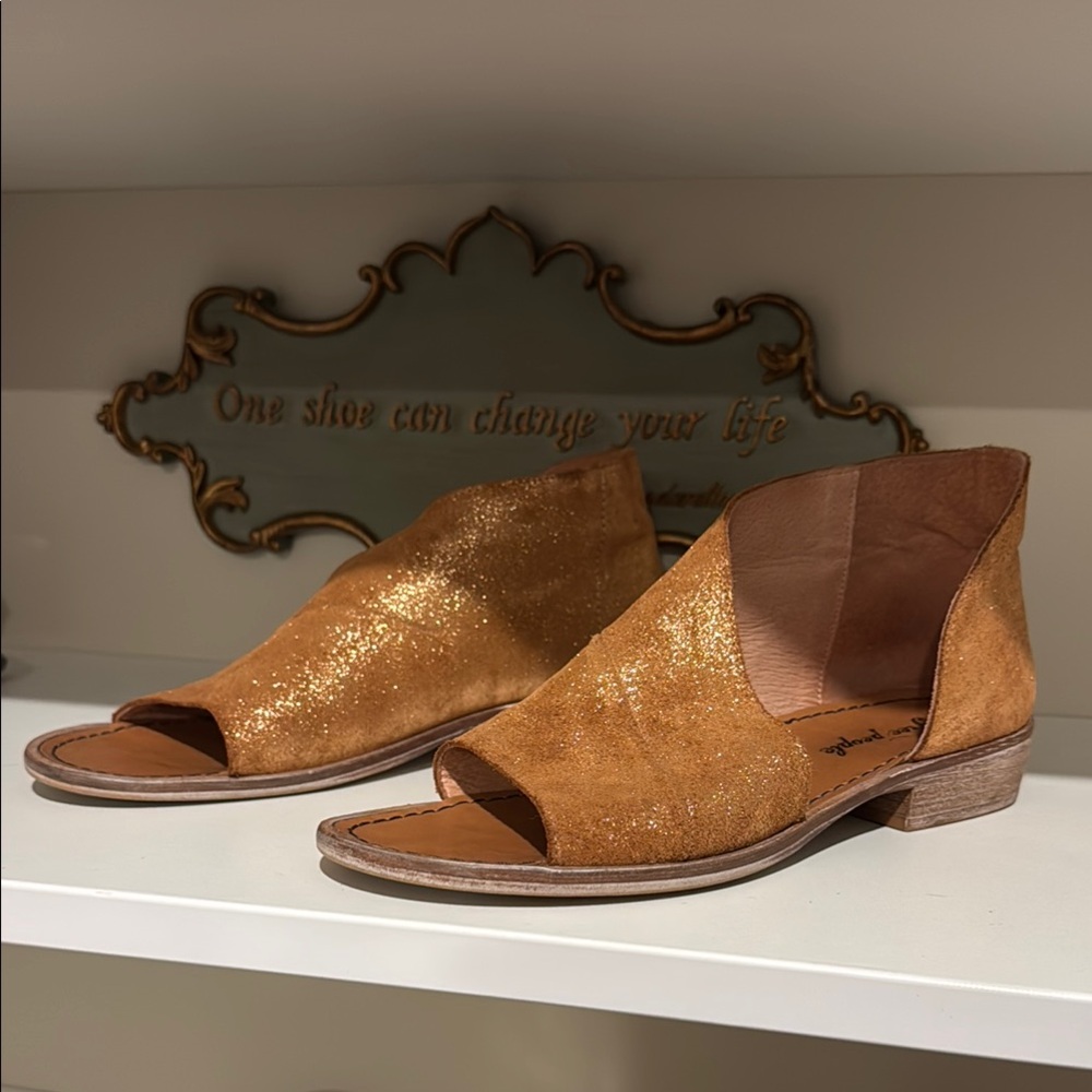 Free People “Mont Blanc” Rose Gold Asymmetric sandals Size US 10 (UE 40)